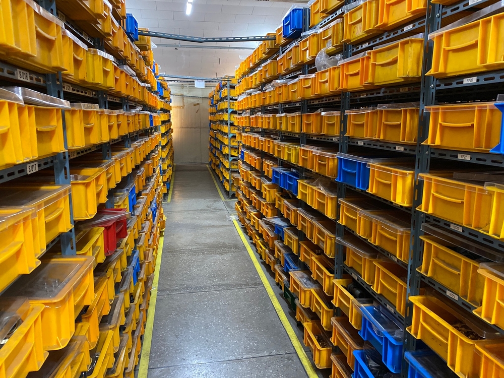 TUBE FITTING과 VALVE 재고 창고